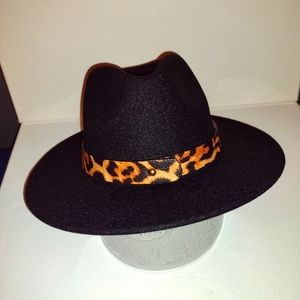 Hat with leapard band